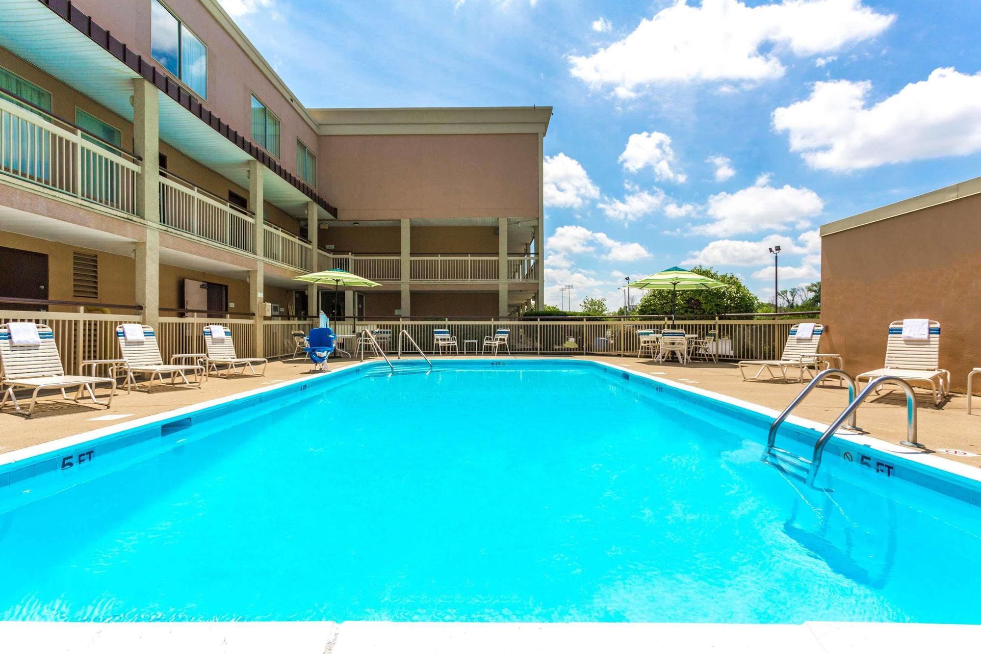 Days Inn By Wyndham Florence Cincinnati Area Екстер'єр фото